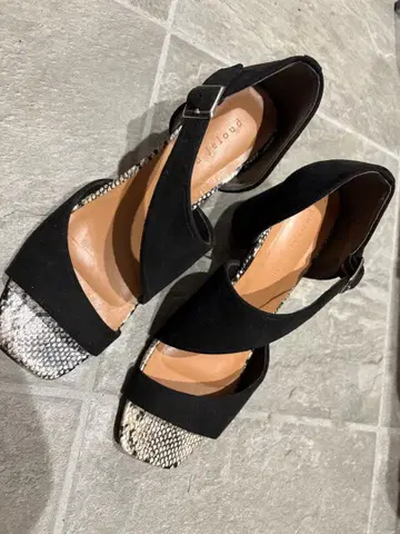 크로스 스트랩 오픈토 샌들