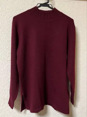 캐시미어 100% 버건디 하이넥 스웨터 사이드 슬릿 약간 긴 길이