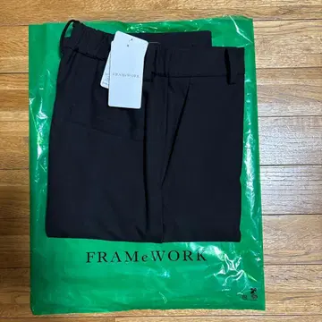 [미사용 새상품] FRAMeWORK 속기모 플레어 팬츠 36 사이즈