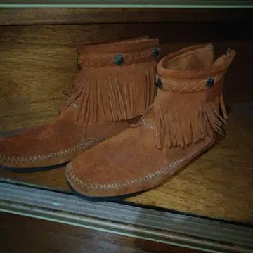 미네통카 브라운 스웨이드 프린지 부츠