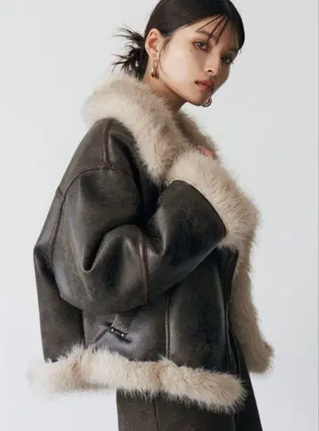 MURUA 언이븐 숏 페이크 무스탕 자켓