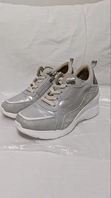 라운드 어바웃 힐업 스니커즈 24.5cm 실버