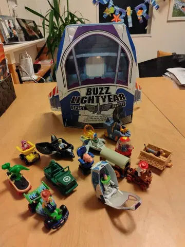 버즈 라이트이어 미니카 세트 14대와 수납 박스 포함