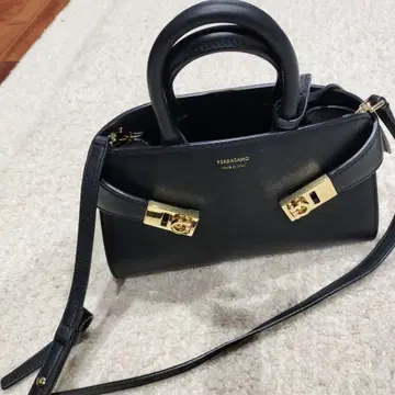 FERRAGAMO 블랙 가죽 핸드백