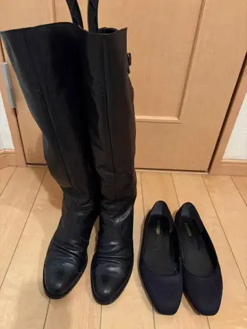 여성용 롱 부츠와 펌프스 하자품