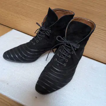 블랙 스웨이드 부티 중간 힐