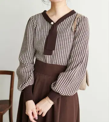 내추럴 쿠튀르 배색 펄 장식 보타이 니트