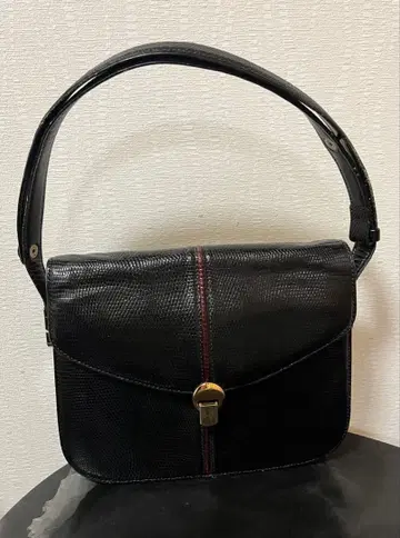 블랙 광택감 가죽풍 숄더백