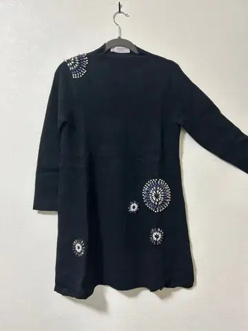 비쥬 장식 블랙 긴팔 튜닉