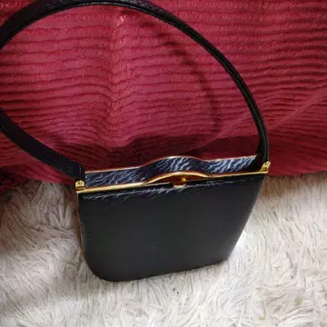 클래식 블랙 핸드백