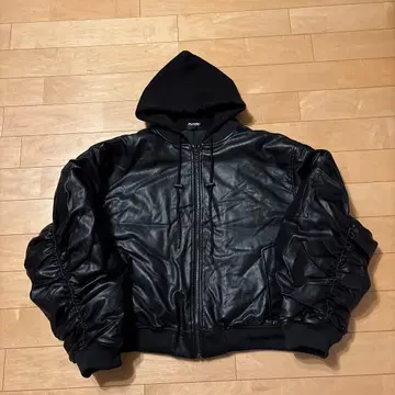 후드 부착 블랙 가죽 자켓