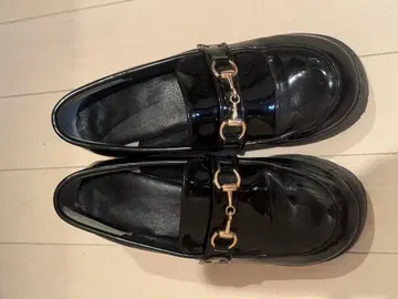 블랙 광택 로퍼 골드 버클 포함