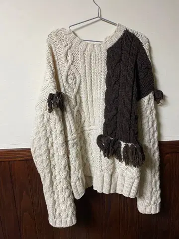 아이보리와 브라운의 케이블 니트 스웨터