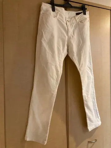 화이트 슬림핏 코듀로이 팬츠