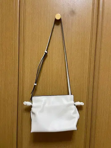 화이트 미니 숄더백 로프 핸들