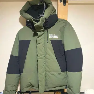 퍼스트 다운 다운 자켓 카키 그린 두툼함