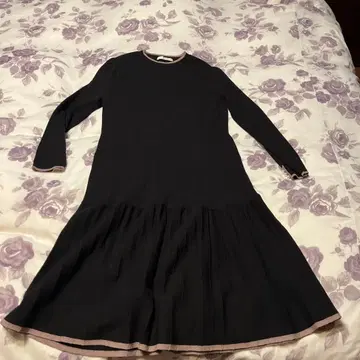 블랙 니트 긴팔 무릎 기장 원피스