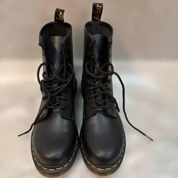 닥터마틴 8홀 부츠 블랙