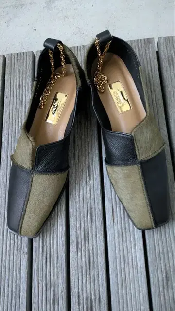 루타 롱리즈 레더 스퀘어 펌프스