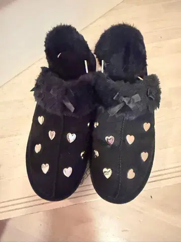 앙크루즈 반짝이는 하트 장식 퍼 포함 무스탕 통굽 샌들 블랙