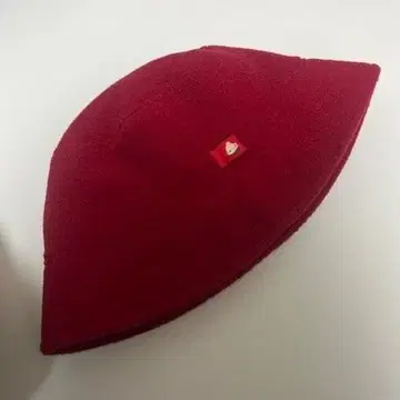 빨간색 플리스 버킷 햇