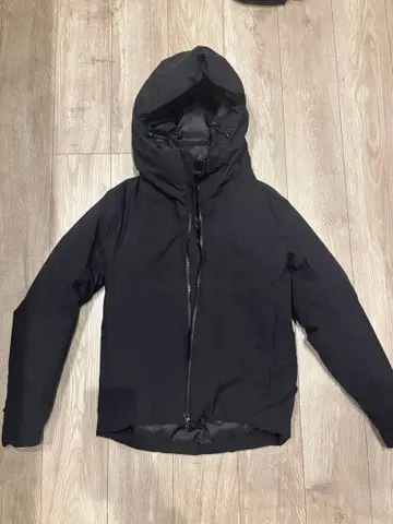 ATTACHMENT 블랙 다운 자켓