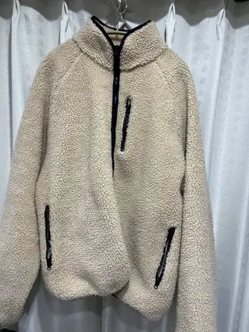 크림색 플리스 자켓