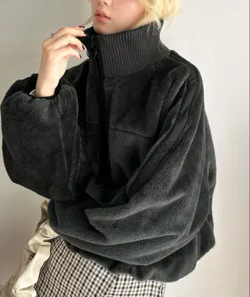 클래식 엘프 인조 모피 소재 소매 라인 사용 리브 하이넥 블루종