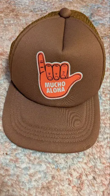 MUCHO ALOHA 트래커 캡 브라운
