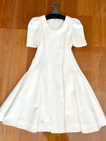 셀포드 화이트 플레어 슬리브 원피스