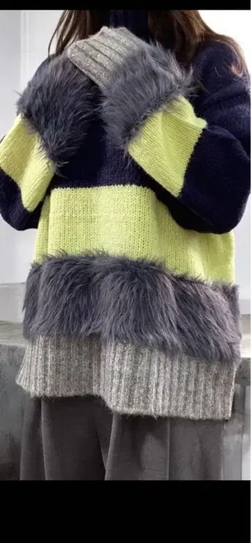 NUS 절개 슬리브 퍼 와이드 니트 스웨터