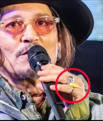 가챠가챠 콘 약 반지 영 콘 조니 뎁 착용