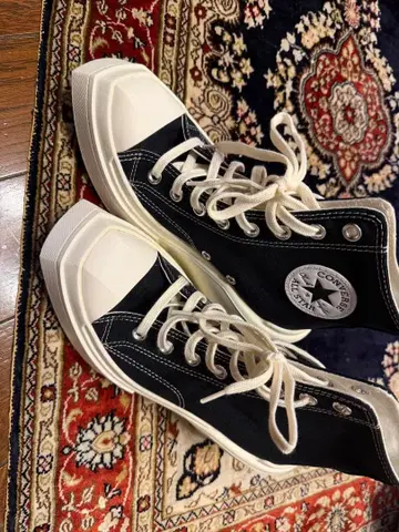 aespa 카리나 착용 CONVERSE 블랙 하이컷 스니커즈