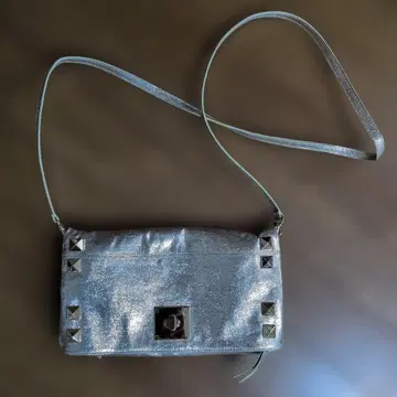 스터드 장식 골드 클러치백