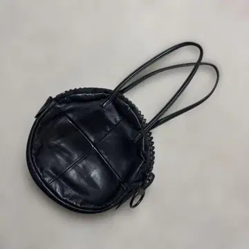 원형 블랙 가죽 핸드백
