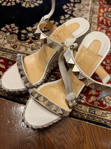 화이트 스터드 웨지 샌들