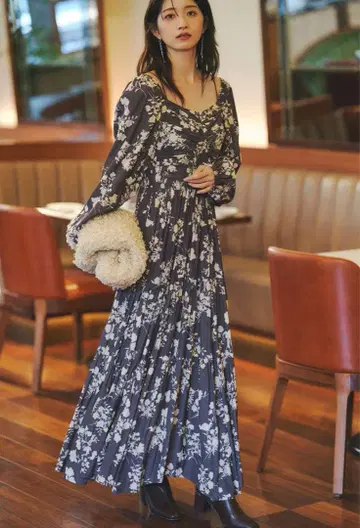 이번 시즌 코코딜 셔링 티어드 플라워 원피스 차콜 사이즈 2