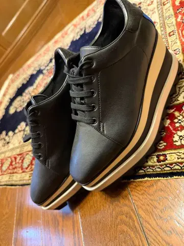 블랙 가죽 통굽 스니커즈