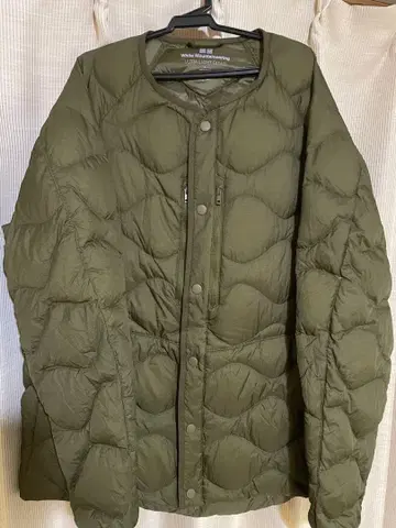 새상품급 유니클로 x 화이트 마운티니어링 다운 자켓 올리브 컬러