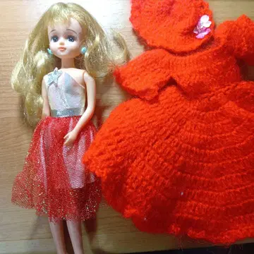 리카짱 인형과 빨간색 드레스 세트