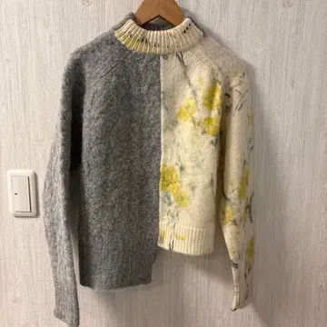 그레이와 꽃무늬 니트 스웨터
