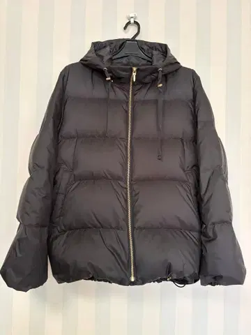 후드 부착 블랙 다운 자켓