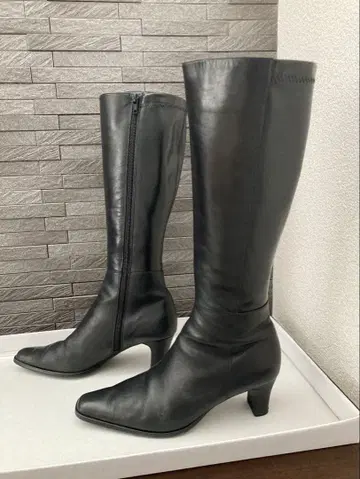 클래식 탄젠트 블랙 가죽 롱 부츠 중간 힐