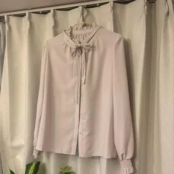 Couture Brooch / 타이 달린 피코 프릴 블라우스