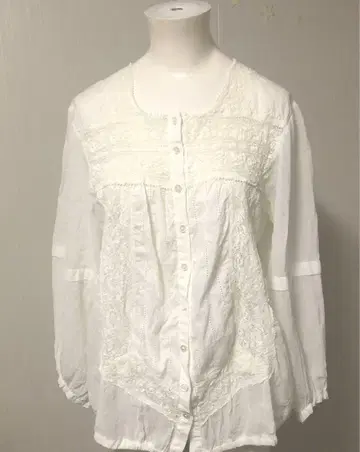 화이트 레이스 장식 긴팔 셔츠