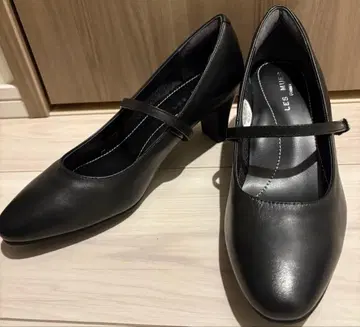 LES MUES 블랙 가죽 중간 굽 펌프스 EEEE