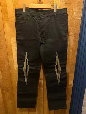 [새상품급] 넘버나인 블랙 데님 네이티브 무늬 사이즈 XL