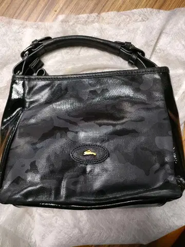 OSAM 에나멜 블랙 핸드백
