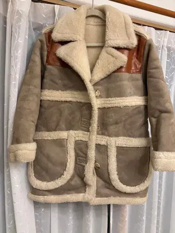 무스탕 코트 베이지 가죽 어깨 덧댐 포함