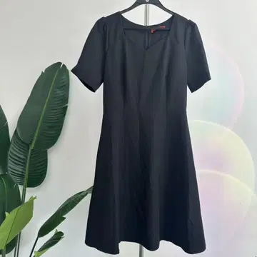 블랙 반팔 무릎 기장 원피스